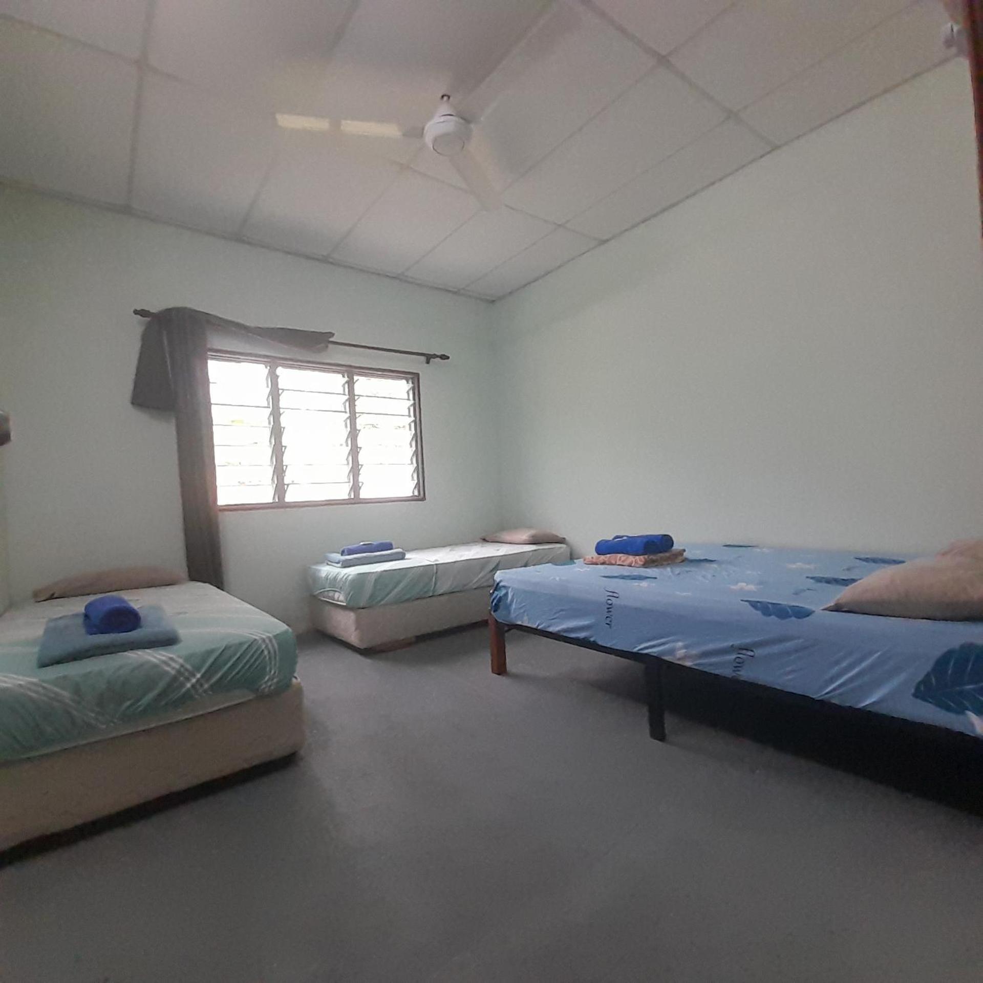 Tony'S Guesthouse At Teluk Bahang Batu Ferringhi Exterior photo