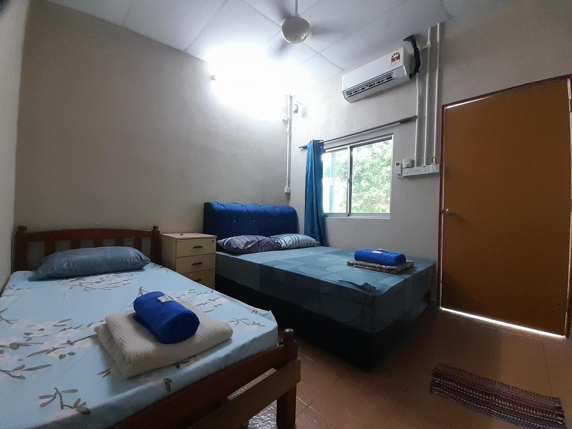 Tony'S Guesthouse At Teluk Bahang Batu Ferringhi Exterior photo