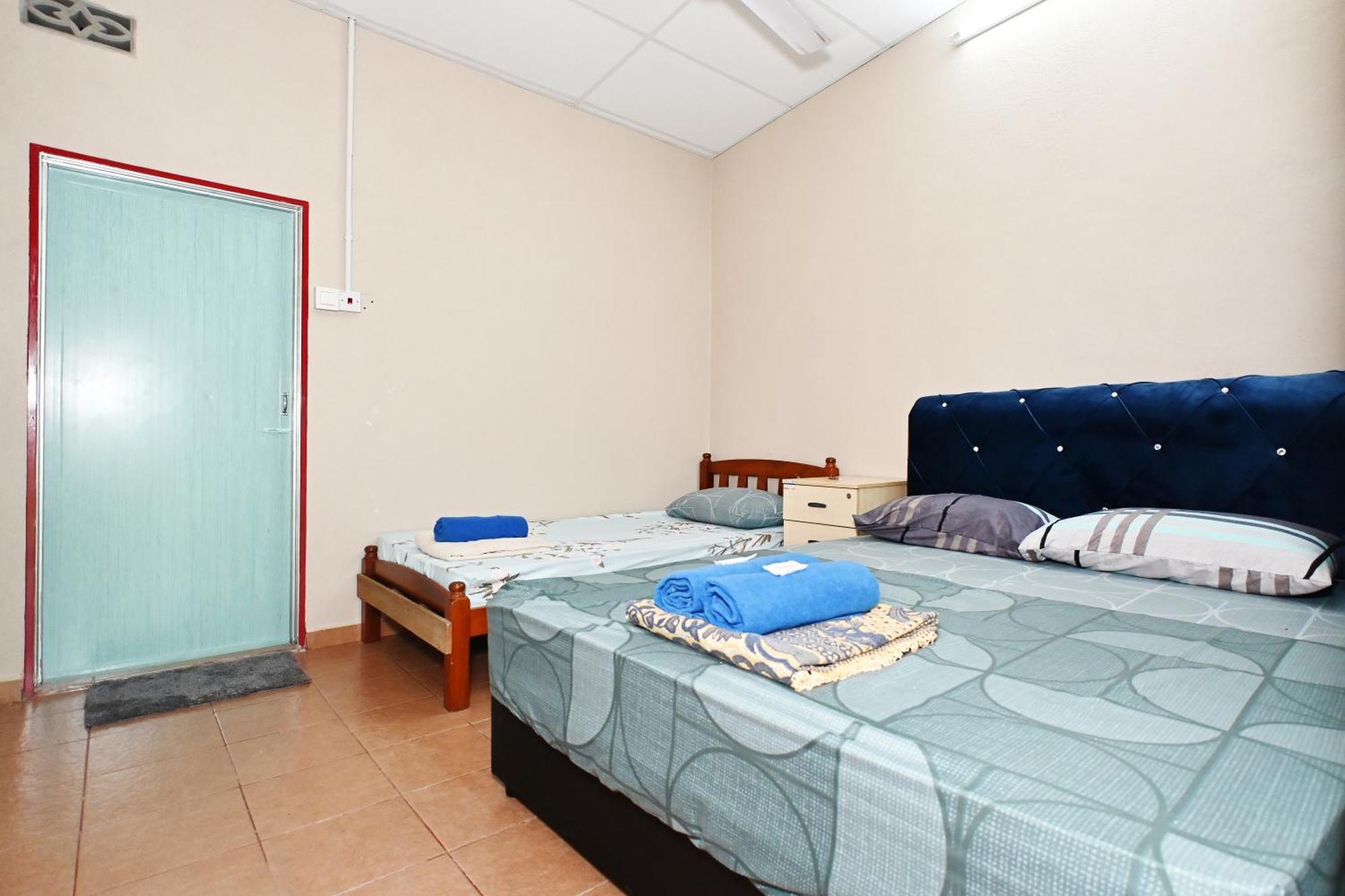 Tony'S Guesthouse At Teluk Bahang Batu Ferringhi Exterior photo