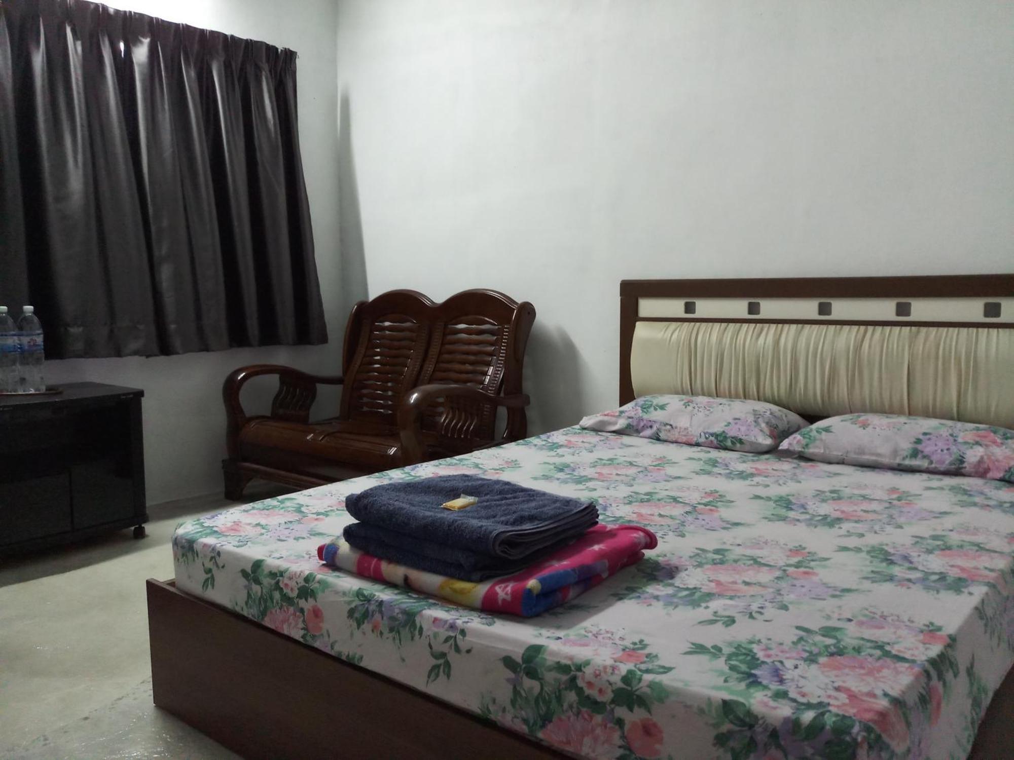 Tony'S Guesthouse At Teluk Bahang Batu Ferringhi Exterior photo