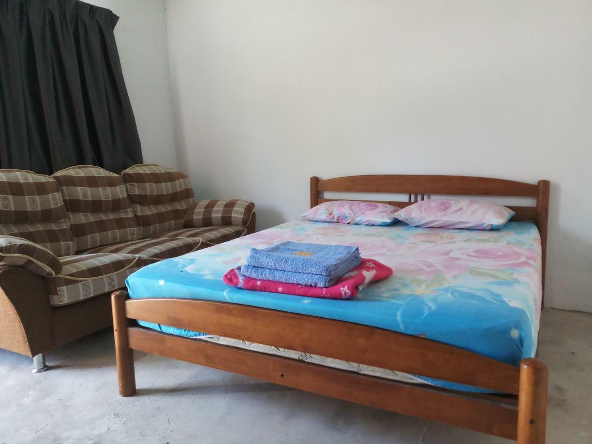 Tony'S Guesthouse At Teluk Bahang Batu Ferringhi Exterior photo
