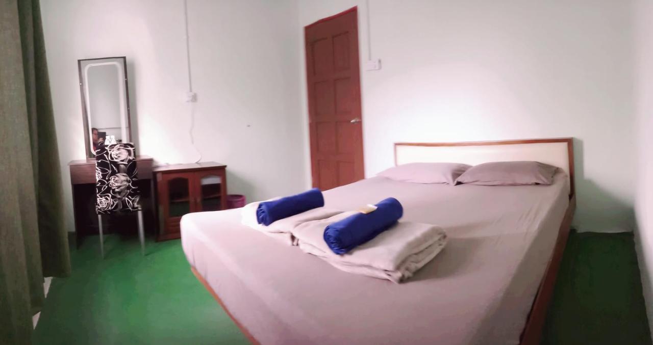 Tony'S Guesthouse At Teluk Bahang Batu Ferringhi Exterior photo